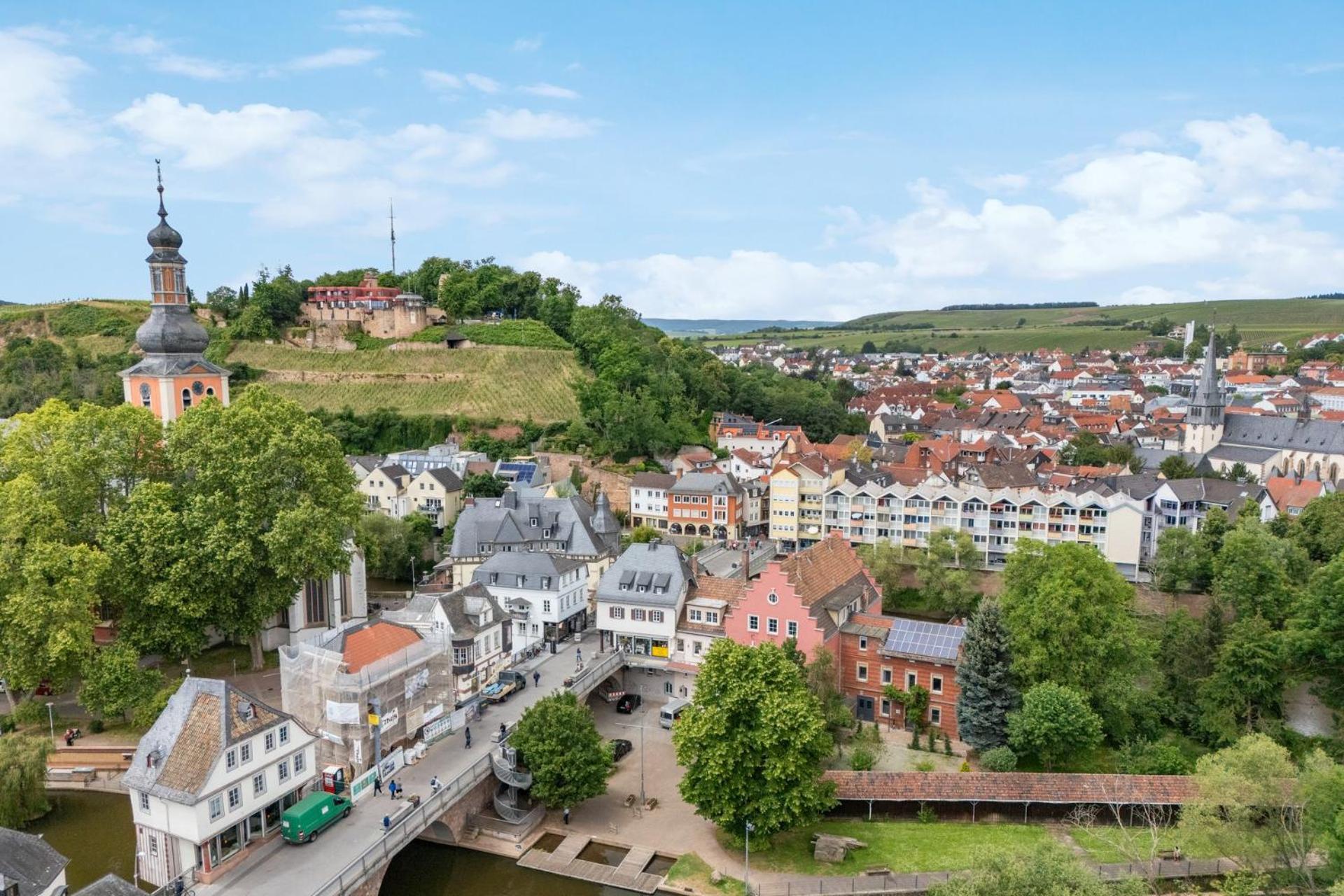 Altstadt Apartment Am Wasser Mit Parkplatz Und Grossem Garten 바트크로이즈나흐 외부 사진